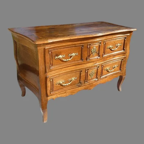 Commode Castraise en noyer 18ème époque Louis XV