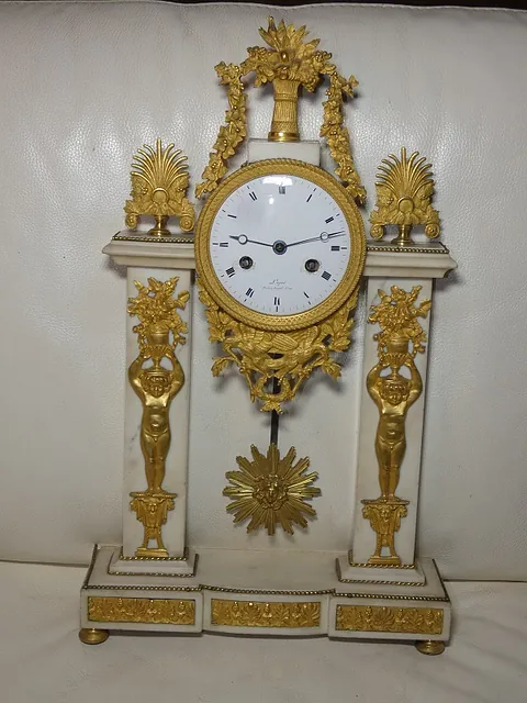 Pendule portique 1er Empire marbre et bronze doré