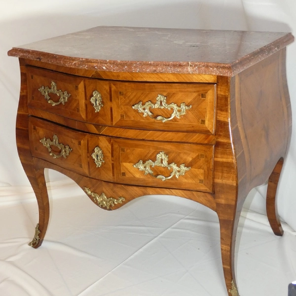 Commode en bois sculpté