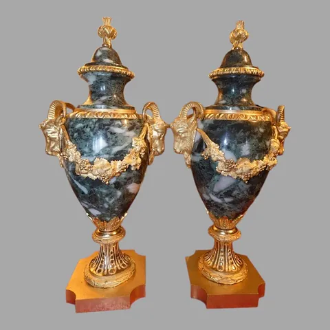 Paire de cassolettes de style Louis XVI époque Charles X vers 1820