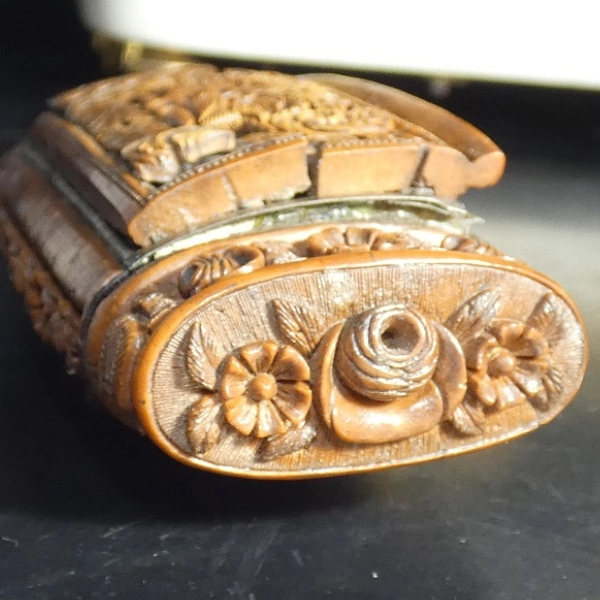 Boîte en bois sculpté