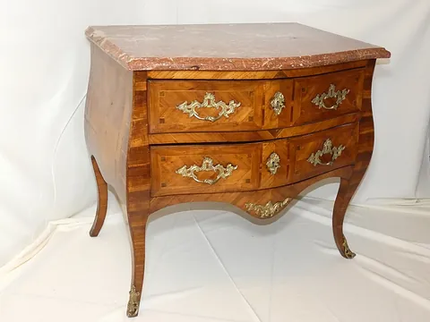 Commode sauteuse marquetée 18ème siècle
