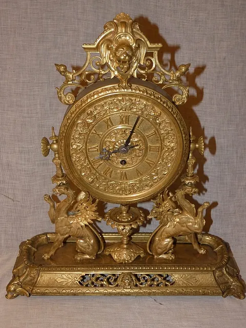 Pendule aux chimères bronze doré époque Napoléon III