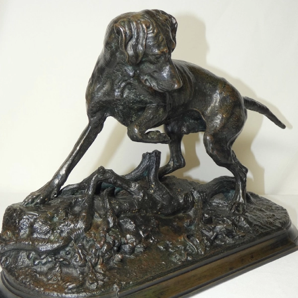 Chien en bronze sur socle