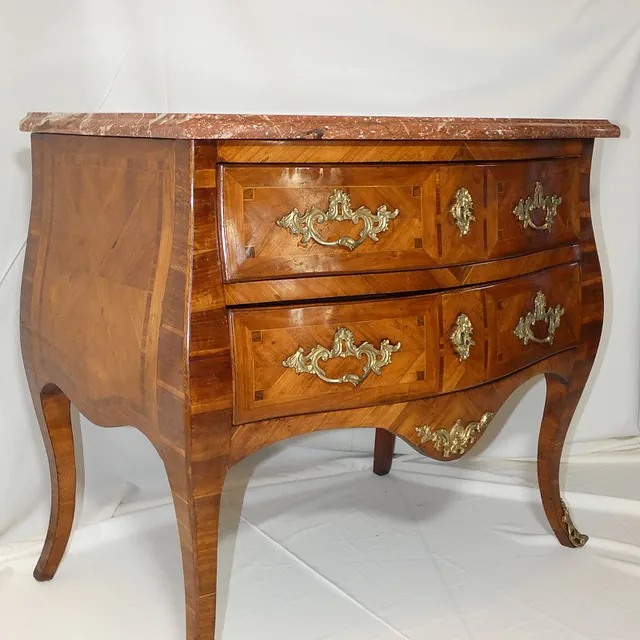 Commode sauteuse marquetée 18ème siècle